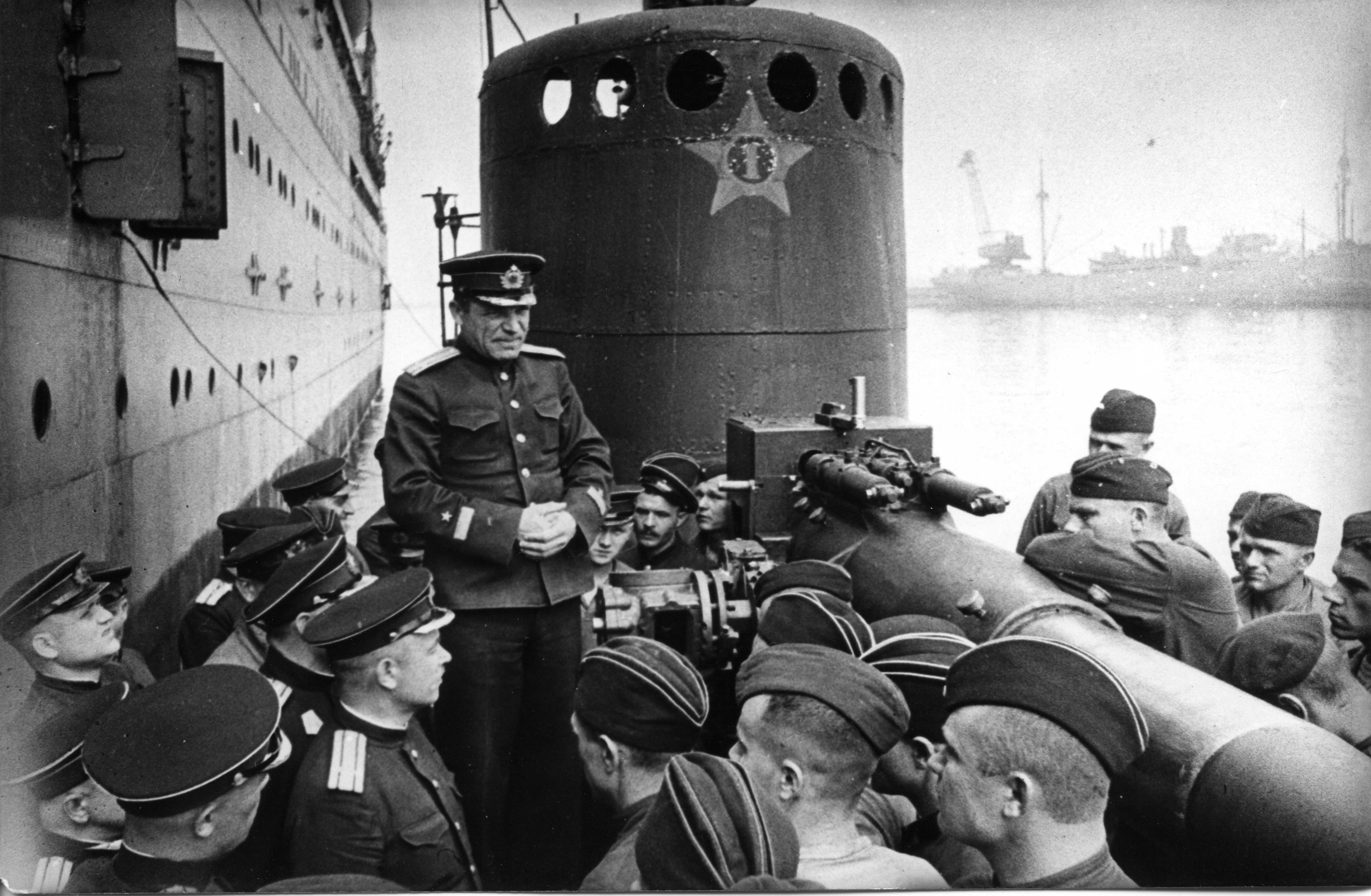 Капитан 1-го ранга в. Семин из политуправления Черноморского флота
