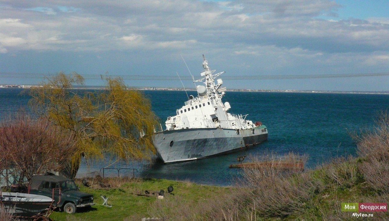 Затонул новочеркасск бдк. Кара Кармен корабль в Феодосии. Кара Кармен корабль в Феодосии затонувший. Феодосия затопленный корабль. Berg корабль в Феодосии.