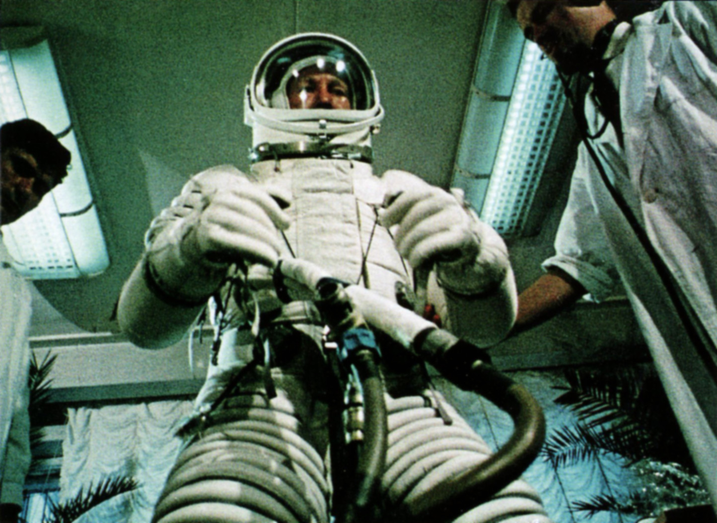 Первым вышел в космос 6. Леонов в скафандре открытый космос. Выход Леонова в открытый космос. Первый скафандр Леонова.