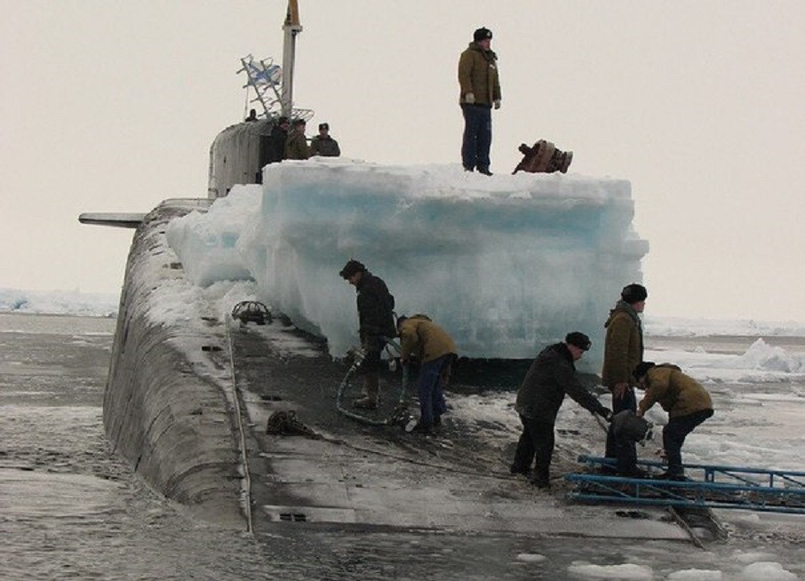 Лед всплывает в воде. Всплытие подводной лодки в арктических льдах 2021. Подводная лодка БДРМ 667 во льдах Арктики. Атомная подводная лодка в Арктике. Атомная подводная лодка всплытие.